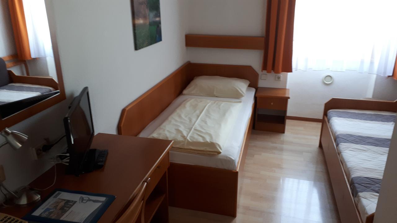 Hotel Voeslauerhof Bad Voeslau Buitenkant foto