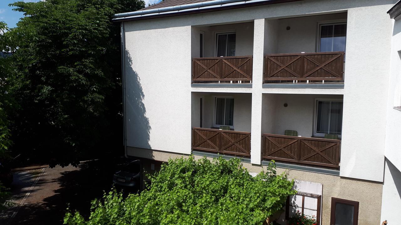 Hotel Voeslauerhof Bad Voeslau Buitenkant foto